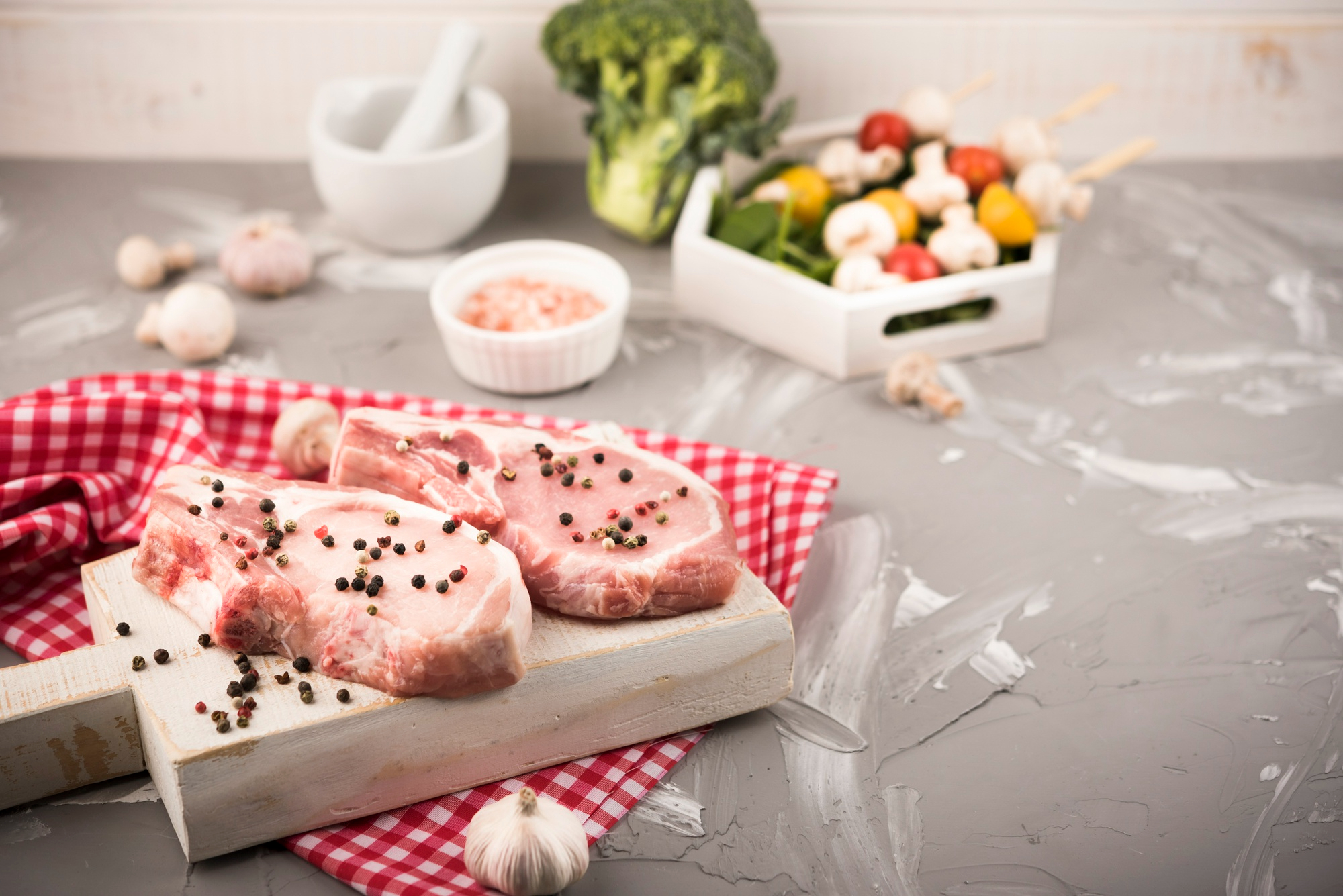 Garlic Fried Pork Recipe Main Ingredient: 300g of pork. We recommend using pork neck (pork collar) as the fat marbling ensures the meat stays tender, juicy, and cooks quickly without becoming dry or tough. Slice into bite-sized pieces for the best texture.