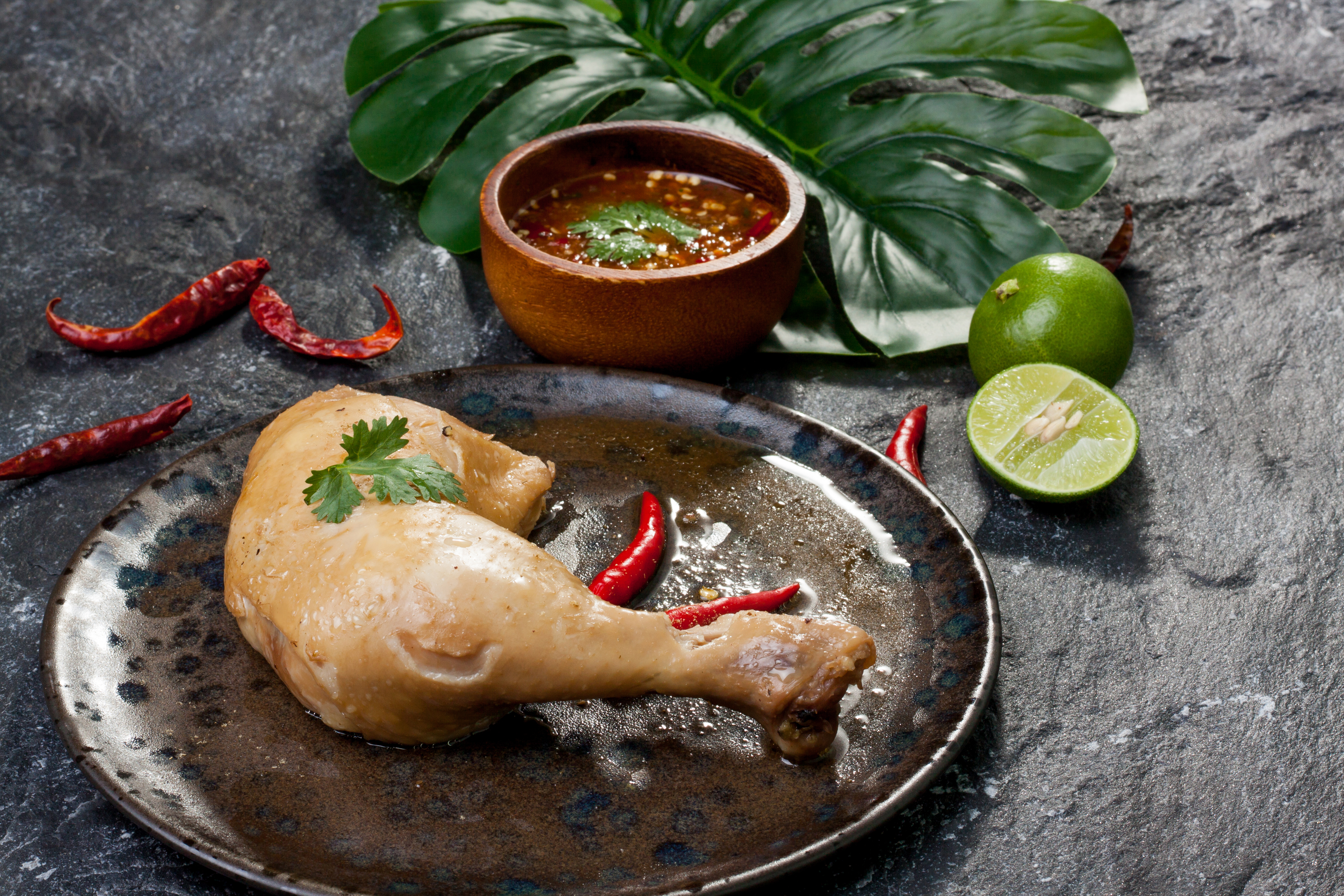 สูตรไก่ต้มน้ำปลา ความลับที่สำคัญที่สุดของเมนูนี้คือ คุณภาพของน้ำปลา ที่ใช้ปรุงรส เพราะรสเค็มและกลิ่นหอมของน้ำปลาจะเป็นตัวกำหนดทิศทางของรสชาติทั้งหมด การเลือกน้ำปลาที่ผ่านการหมักอย่างพิถีพิถันจะช่วยยกระดับเนื้อไก่ให้มีความฉ่ำ อูมามิ และมีกลิ่นหอมชวนทานมากกว่าการใช้เครื่องปรุงทั่วไป