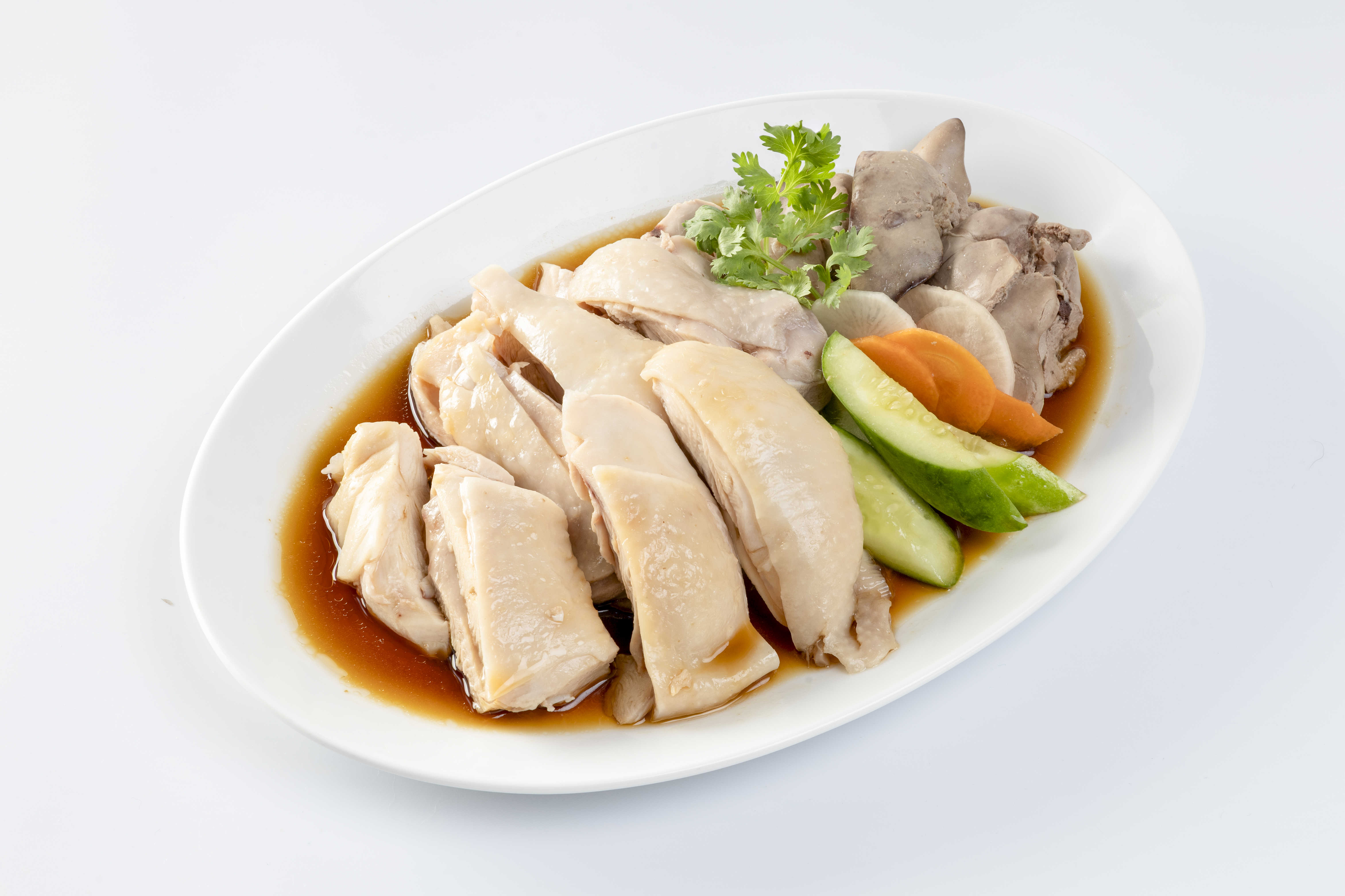 สูตรไก่ต้มน้ำปลา เคล็ดลับคือไม่ควรต้มนานเกินไป เพราะจะทำให้เนื้อไก่แห้งและสูญเสียความหวานตามธรรมชาติ เมื่อต้มจนสุกได้ที่แล้ว ควรยกลงและพักไก่ก่อนสับเสิร์ฟ เพื่อให้ได้เนื้อสัมผัสที่นุ่มแน่นกำลังดี วิธีนี้จะช่วยให้เครื่องสมุนไพรและรสอูมามิจาก ปลาหมึกโกลด์ ซึมเข้าสู่เนื้อไก่ได้อย่างทั่วถึงโดยที่หนังไม่แตกและเนื้อไม่เหนียว หมั่นคอยตักฟองออกเพื่อให้ได้น้ำซุปที่ใสสะอาด